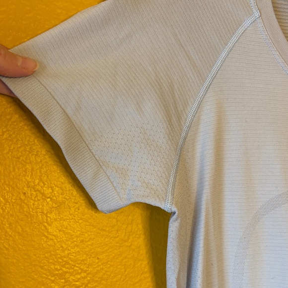 Lululemon Women's Swiftly Tech Short Sleeve Top. Size 8 Like new. Silverspoon - Picture 3 of 6